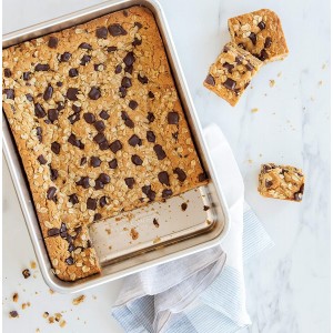 Nordic Ware Natural Aluminum Commercial Cake Pan with Lid, Rectangle Pan with Lid Silver, 9 x 13