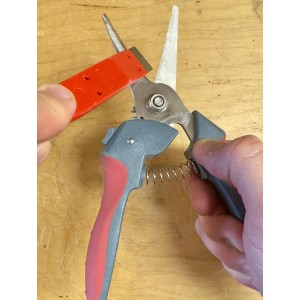 DMT D2F Dia-Sharp Mini Whetstone Knife Sharpener and Diamond Sharpening Stone, 2.5 Inch, Fine