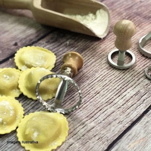 Eppicotispai Aluminum Round Ravioli Stamp with Beechwood Handle, 3-Inch