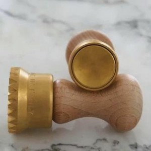 La Gondola Homemade Ravioli Stamp - Round Smooth 1.5in | Italian Pasta Making Tool for Home and Business | Brass & Natural Wood | Sturdy & Easy to Use Ravioli Stamp | Ravioli Cutter Made in Italy