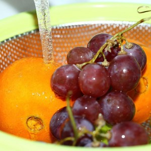 Stainless Steel Colander With Handle and Legs, Large Metal Green Strainer for Pasta, Spaghetti, Berry, Veggies, Fruits, Noodles, Salads, 5-quart 10.5” Kitchen Mesh Colander, Dishwasher Safe