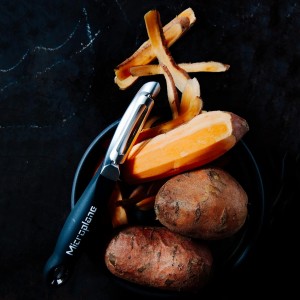 Microplane Stainless Steel Professional Swivel Peeler, Sharp Blade for Effortless Peeling of Hard Fruits and Vegetables, Kitchen Peeler for Home Cooks and Professional Chefs