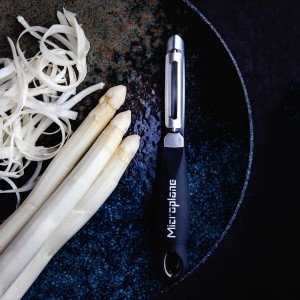 Microplane Stainless Steel Professional Swivel Peeler, Sharp Blade for Effortless Peeling of Hard Fruits and Vegetables, Kitchen Peeler for Home Cooks and Professional Chefs