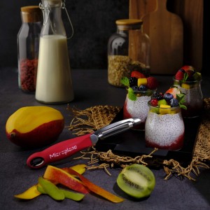 Microplane Professional Serrated Swivel Peeler for Tomato and Kiwi, for Right and Left Hand Use