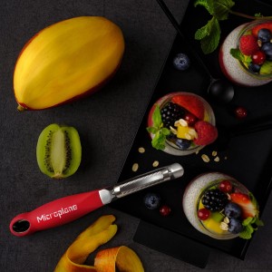 Microplane Professional Serrated Swivel Peeler for Tomato and Kiwi, for Right and Left Hand Use