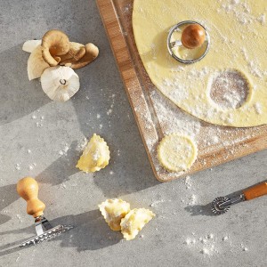 Navaris Ravioli Stamp Set - Set of 3 Shape Cutters with Roller for Cutting Home-Made Ravioli Pasta Parcels - Pastry and Dough Cookie Cutter Tools