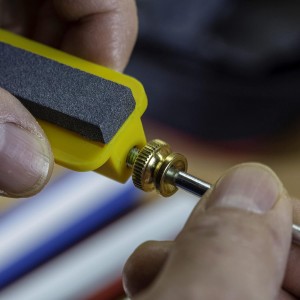 Smith’s 51321 Precision Sharpening Kit – 6 Sharpening Stones – Straight + Serrated Knives – Sharpen Hooks, Kitchen, Hunting, Fishing + Pocket Knives – Angle Guide – Portable Kit w/Storage Pouch