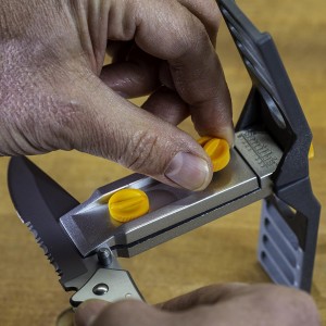 Smith’s 51321 Precision Sharpening Kit – 6 Sharpening Stones – Straight + Serrated Knives – Sharpen Hooks, Kitchen, Hunting, Fishing + Pocket Knives – Angle Guide – Portable Kit w/Storage Pouch