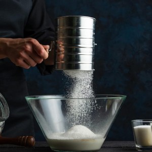 Flour Sifter, 3 Cup Flour Sifter for Baking Fine Mesh Rotary Hand Crank with Loop Agitator for Quick Sifting, Flour Sifter Stainlees Steel, Crank Sifter Flour for Baking Cakes and Spices Toresano