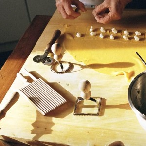 Ravioli Stamp Maker Cutter,Mold with Wooden Handle and Fluted Edge,Pasta Press Kitchen Attachment for perogis and ravioli（1 Round & 1 Square）