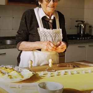 Ravioli Stamp Maker Cutter,Mold with Wooden Handle and Fluted Edge,Pasta Press Kitchen Attachment for perogis and ravioli（1 Round & 1 Square）