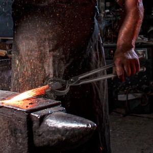 VEVOR Blacksmith Tongs, 4 PCS: V-Bit Bolt, Wolf Jaw, Z V-Bit & Gripping - A3 Carbon Steel, 18' for Blacksmiths & Bladesmiths