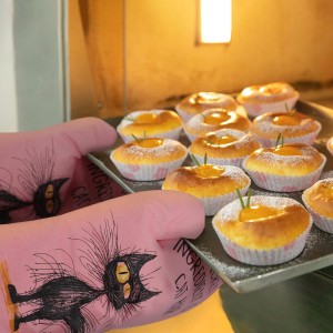 Miracu Funny Oven Mitts, Black Cats Gifts for Cat Lovers, Cute Kitten Kitchen Accessories, Fun Birthday, Mothers Day, Housewarming Baking Cooking Themed Gifts for Women Lady Mom Wife Girlfriend Owner