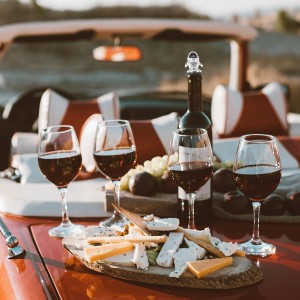 Sea Whale Wine Pourer, Zinc Alloy Silver Wine Spout, Aerator for Red and White Wine, Home Bar Accessory, Smooth Pouring, Enhances Flavor and Aroma