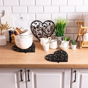 Lyrow 3 Pack Heart Cast Iron Trivet Set Valentine Pot Holders Metal Trivets for Hot Dishes Decorative Pot Holders Vintage Design Gift for Kitchen Countertop Dining Table Farmhouse Decoration(Black)