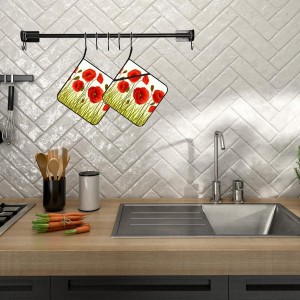 Ladybugs Pot Holders Set of 2 Heat Resistant & Non Slip Potholders, Red Romantic Flowers Oven Hot Pads for Kitchen Cooking Baking Barbecue