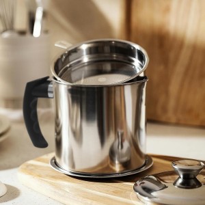 Bacon Grease Container With Strainer,1.3L(46 fl. oz.) Kitchen Stainless Steel Oil Container Can with Strainer and Anti-slip coaster tray for Store Meat Frying Oil and Cooking Grease Storage