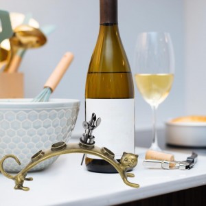 PRETYZOOM Cat Wine Stopper Holder Countertop Rack Metal Wine Pourer Organizer Small Bottle Stopper Stand for Home Bar Kitchen Display