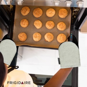 Frigidaire Sasha 2-Pack Cotton and Neoprene Mini Oven Mitts, Heat Resistant, Anti-Slip, Machine Washable, 5.25