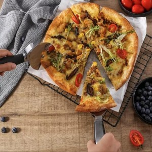 Pizza knife, pizza knife wheel, stainless steel, clean and crispy sliced pizza, and other foods that require pizza knife cutting