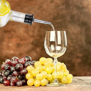 Baderke 4pcs 17oz Glass Long Neck Bottles Glass Pour Liquor Bottles Bar Juice Pour Syrup Bottle with Pourer & Caps Pourer Tapered Spout for Liquor Wine Juice Snowcone Syrup