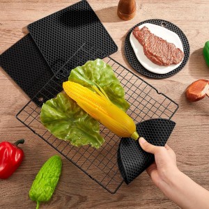 Dandat 24 Pack Silicone Trivets Bulk Non Slip Heat Resistant Hot Pads for Kitchen Countertops Table Pot Holders Mats for Hot Dishes Restaurant Catering Event Party Gathering, Round Square(Black)