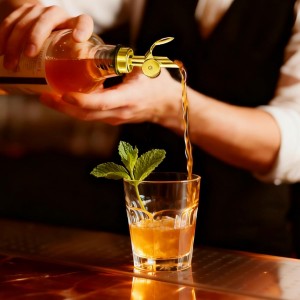 6 Pcs Auto Flip Liquor & Oil Pour Spout, 304 Stainless Steel Dispenser Spout for Olive Oil, Alcohol, Wine, Vinegar, Home & Bar Essential Tools, Gold