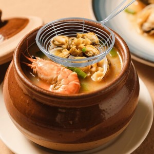 Murtenze 2 Pack Stainless Steel Strainer Spoon, Ladle Wire Cooking Skimmer Spoon, Hot Pot Strainer with Handle for Kitchen Baking Oil Filter, Meatball(2 Sizes, Red)