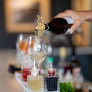 Deer Head Wine Liquor Aerator Pourer Spout and Stopper Animal Wine Pourer Stopper With Silicone Rubber Olive Oil Liquor Bottle Decanter for Alcohol Spirits Stag Presents Golden