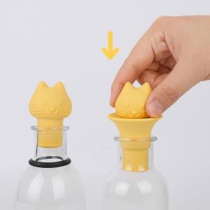 2pcs Wine Stoppers, PVC Durable Cute Cat Head Design Funny Silicone Kitten Wine Corks and Funnel Replacements Practical Bottle Pourer Accessories Suitable for Home Kitchen Tool Bar Gadgets (Yellow)