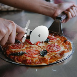 Classic Pizza Wheel，kitchen Ultra Sharp pizza cutter tool For Cutting Through Crusts, Pies and More