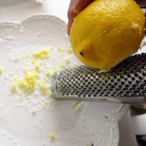 Nutmeg Grater Stainless Steel Upgraded Lemon Zester & Cheese Grater, Ginger Garlic Nut Walnut Lemon Hand Planer Tool Professional Kitchen Tool(COLOR:Silver)