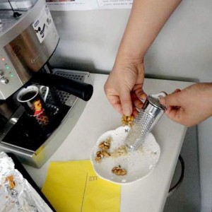 Nutmeg Grater Stainless Steel Upgraded Lemon Zester & Cheese Grater, Ginger Garlic Nut Walnut Lemon Hand Planer Tool Professional Kitchen Tool(COLOR:Silver)