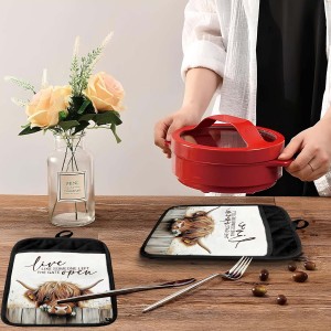 Farmhouse Highland Cow Pot Holders with Pockets, Live Like Someone Left The Gate Open Oven Pot Holders Heat Resistant Oven Mitts Hot Pads for Kitchen Baking Cooking
