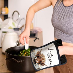 Farmhouse Highland Cow Pot Holders with Pockets, Live Like Someone Left The Gate Open Oven Pot Holders Heat Resistant Oven Mitts Hot Pads for Kitchen Baking Cooking
