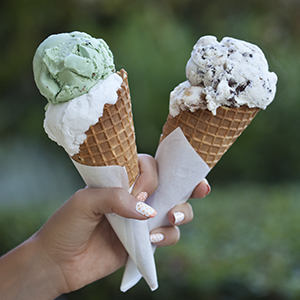 Zeroll 1012 Original Ice Cream Unique Liquid Filled Heat Conductive Handle Simple One Piece Aluminum Design Easy Release 24 Scoops per Gallon Made in USA, 3-Ounce, Silver