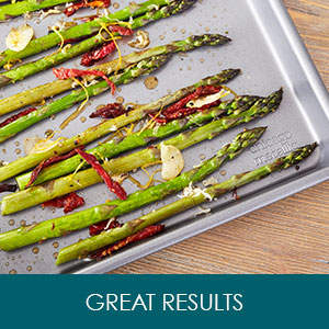 Chicago Metallic Commercial II Traditional Uncoated True Jelly Roll Pan, Make jelly rolls, cookies, pizza, one-pan meals, and more, 15-Inch by 10-Inch