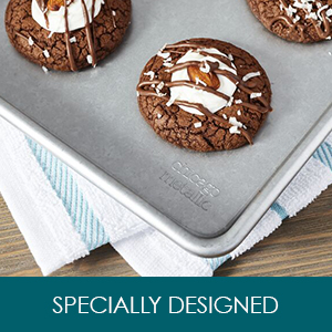 Chicago Metallic Commercial II Traditional Uncoated True Jelly Roll Pan, Make jelly rolls, cookies, pizza, one-pan meals, and more, 15-Inch by 10-Inch