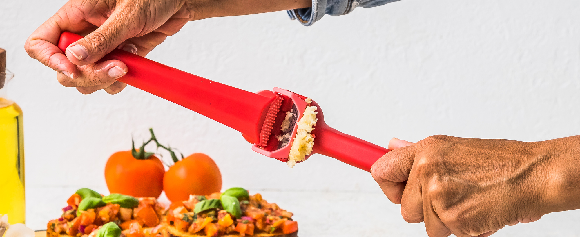 Dreamfarm Garject Lite 2-In-1 Garlic Peeler, Garlic Press & Mincer with Garlic Peel Ejector, Nylon - Black