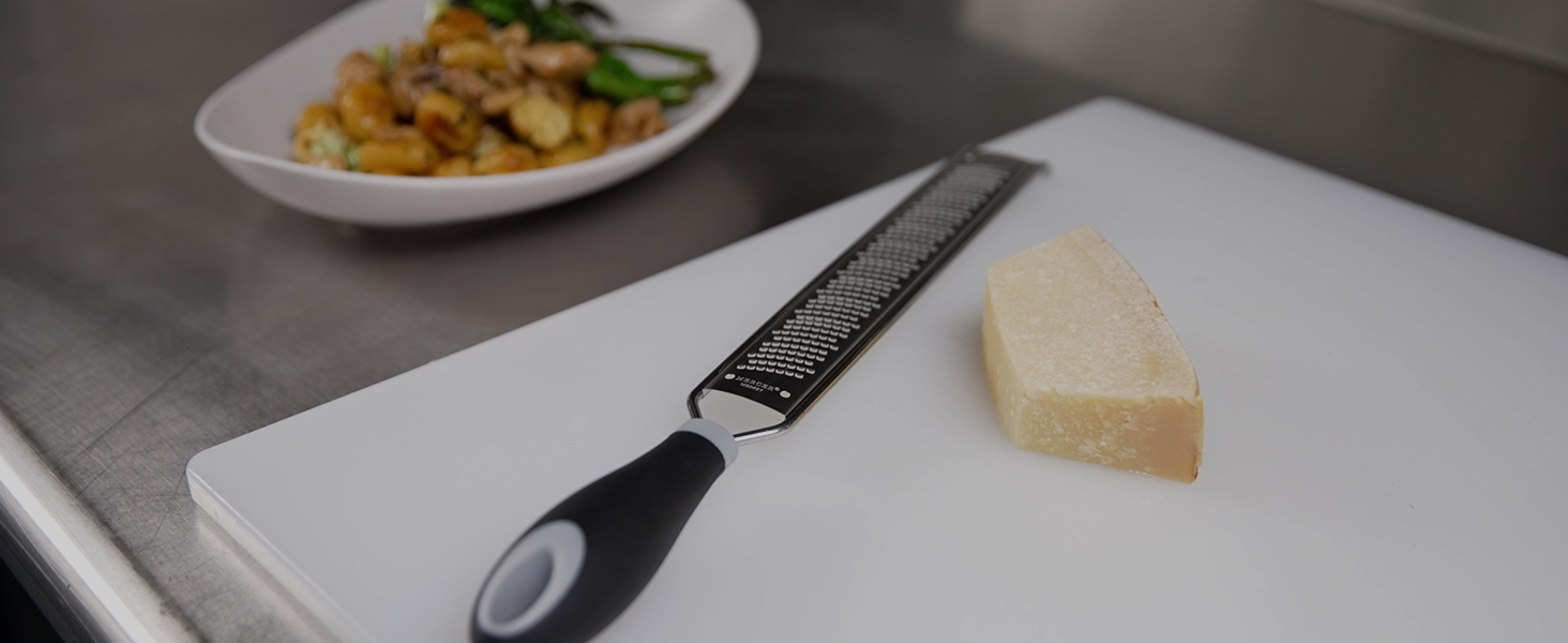 Mercer Culinary Millennia Pizza Cutter with Black Handle, 4 Inch Wheel, Stainless Steel