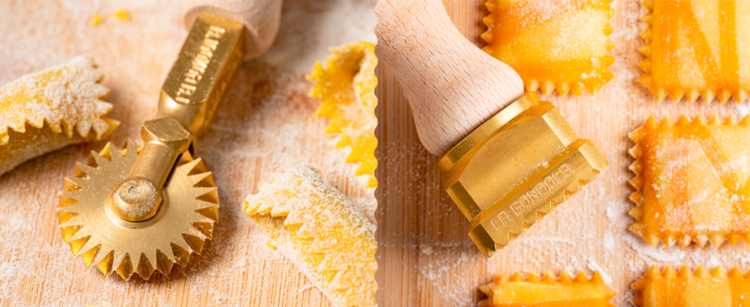 La Gondola Homemade Ravioli Stamp - Round Smooth 1.5in | Italian Pasta Making Tool for Home and Business | Brass & Natural Wood | Sturdy & Easy to Use Ravioli Stamp | Ravioli Cutter Made in Italy