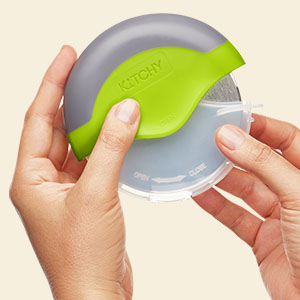 Kitchy Pizza Cutter Wheel with Protective Blade Cover, Ergonomic Pizza Slicer (Green)