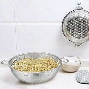 P&P CHEF Colander Set of 3, Stainless Steel Micro-Perforated Colanders Strainers for Draining Rinsing Washing, Ideal for Pasta Vegetables Fruits, Heavy Duty & Dishwasher Safe - 1/3/5 Quart