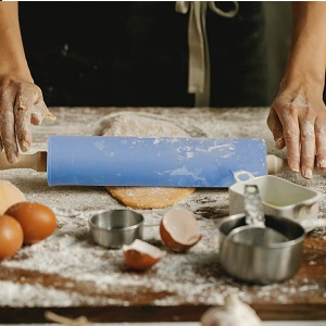 Silicone Rolling Pin with Wooden Handle - Non Stick Surface Dough Roller-roller pins for baking Pastry,Pizza,Fondant,Tortilla, Bread Crus& Christmas Cookies Supplies Gift for Home Bakers.