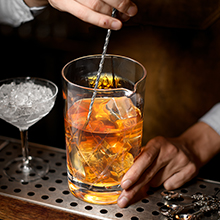 Hiware Professional 24 Oz Cocktail Mixing Glass, Thick Bottom Seamless Crystal Mixing Glass