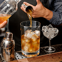 Hiware Professional 24 Oz Cocktail Mixing Glass, Thick Bottom Seamless Crystal Mixing Glass