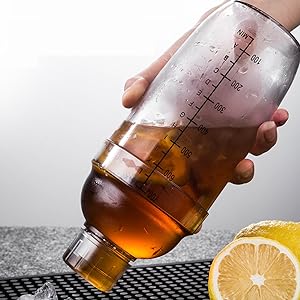 FEOOWV Plastic Cocktail Shaker, Hand Drink Mixer Boba Tea Shaker Cup with Scales,Bar Tool Transparent (24 oz / 700cc)