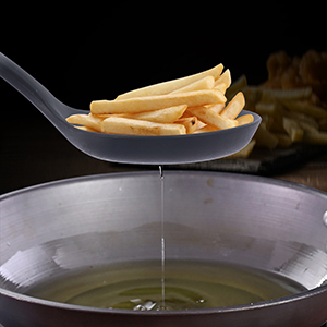 77L Slotted Spoon, Heatproof Skimmer Strainer Slotted Spoon, Seamless One-Piece Non-Stick Cooking Silicone Scoop Ladle with Ergonomic Handle for Filter Vegetable, Pasta and More (Black)