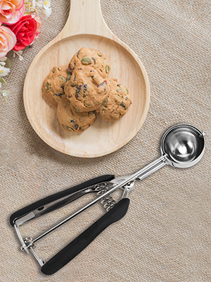 Large Cookie Scoop, Cookie Dough Scoop, 3 Tablespoons/ 45 ml/ 1.5 oz, Spring-Loaded Ice Cream Scoop, 18/8 Stainless Steel, Comfortable Grip
