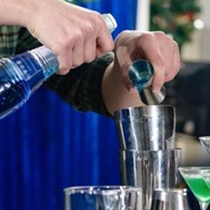 WPHUAW 24oz Cocktail Shaker Bar Set-Professional Margarita Mixer Drink Shaker Professional Stainless Steel Bar Tools Built-in Bartender Strainer for Martini Kit